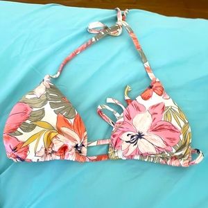 it is a roxy swimsuit with adjustable straps